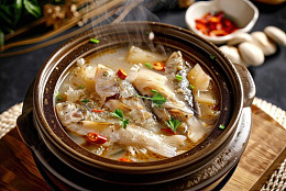 一锅美味的鲫鱼汤