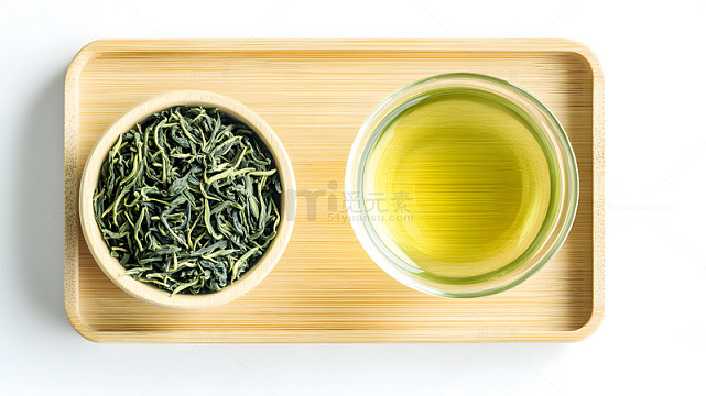绿茶茶叶与茶汤并排展示