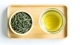 绿茶茶叶与茶汤并排展示