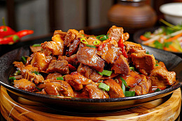 一盘爆炒鸡肉块