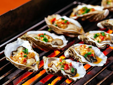 炭火烤制蒜蓉生蚝美食摄影