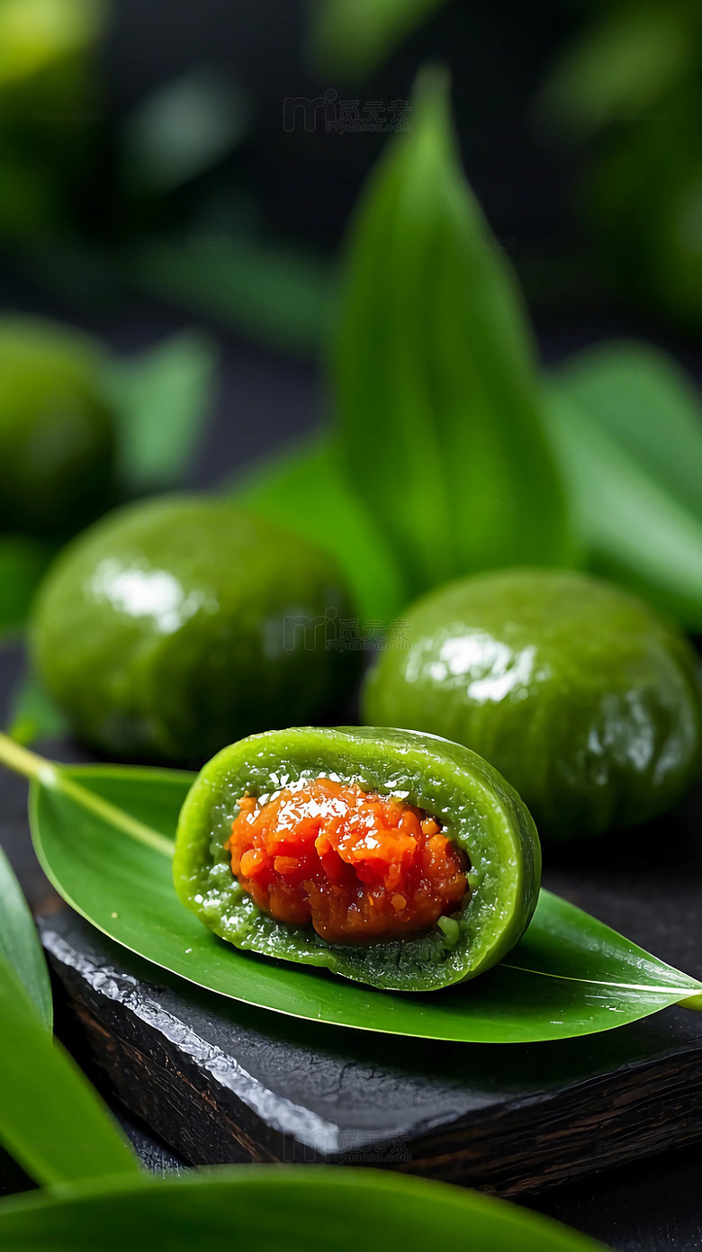 清明节切开蛋黄青团绿色树叶子美食点心背景