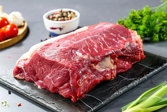 一大块生牛肉食材