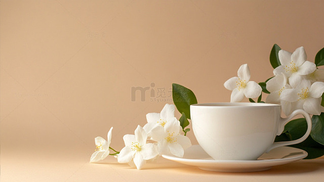 茉莉花枝白瓷茶杯旁