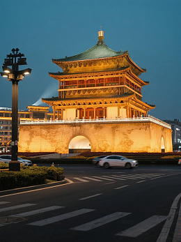 西安鼓楼与现代城市交汇