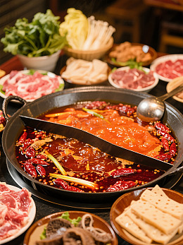 火锅盛宴多样食材围炉而煮