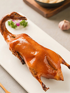 整只烤鸭，色泽红亮摆盘精美