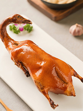 整只烤鸭，色泽红亮摆盘精美