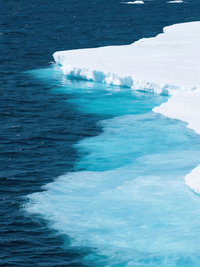 冰山漂浮在平静海面