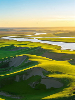 河流蜿蜒穿过绿色草原