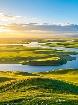 蜿蜒河流穿行于起伏绿野草原
