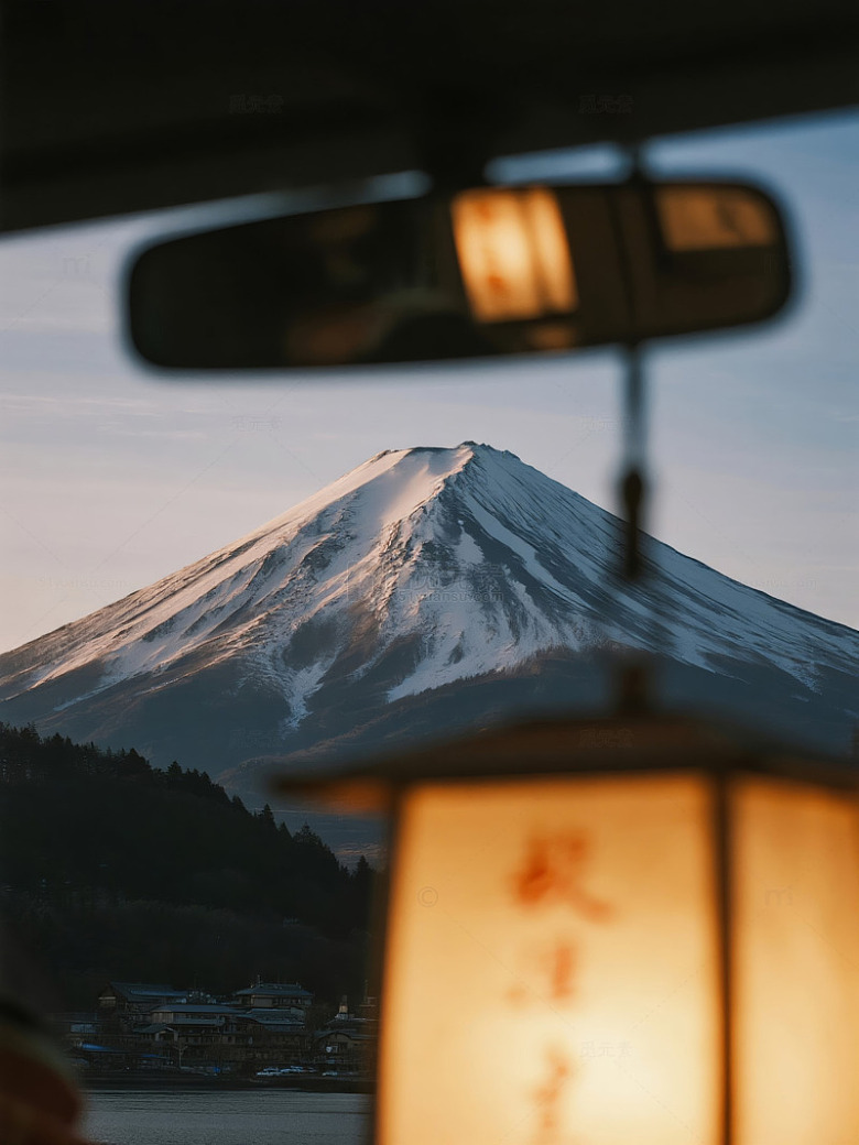 雪山峰顶晨光映照