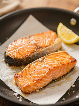 两块烤三文鱼配柠檬片