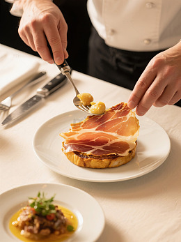 厨师摆放火腿面包配小菜