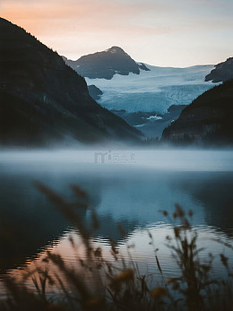 晨雾中的山谷湖景