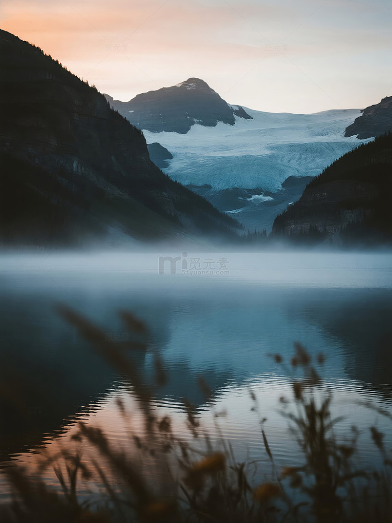 晨雾中的山谷湖景
