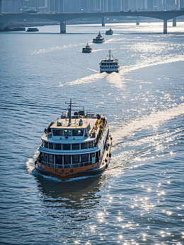 江面游船行驶景象