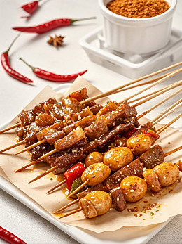 餐桌上烧烤串配蔬菜和辣椒