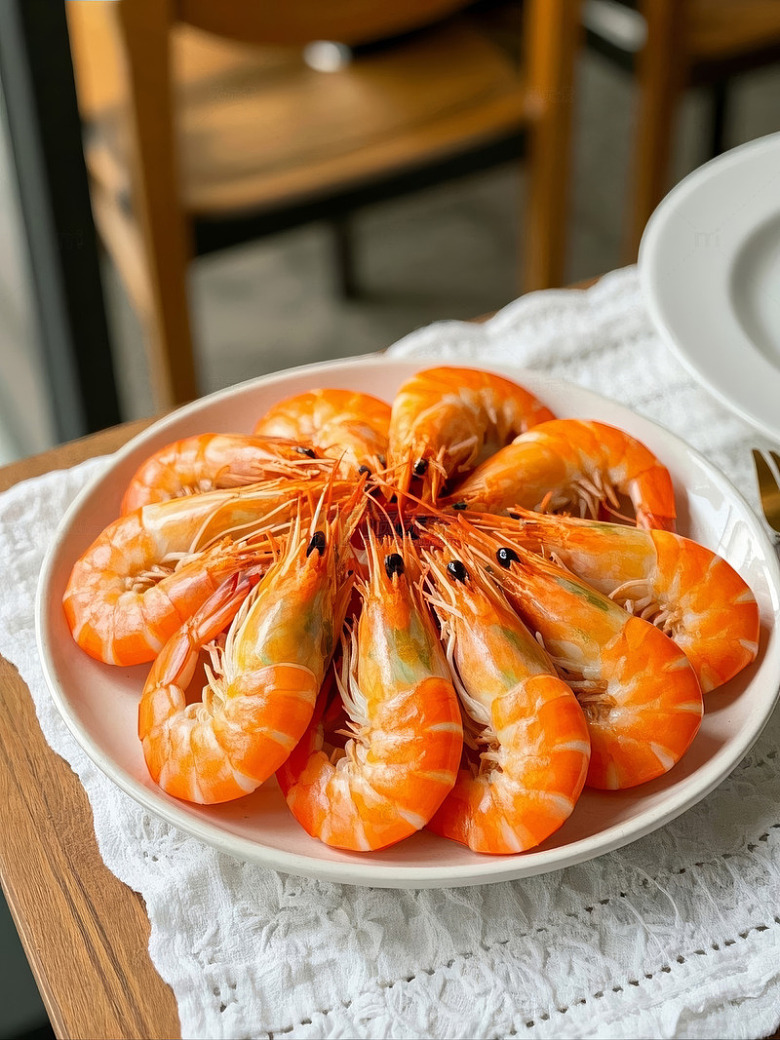 餐桌盘中的煮好的熟虾