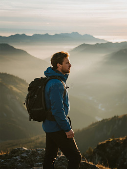登山者眺望山间日落