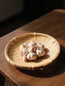 堆叠新鲜大蒜特写