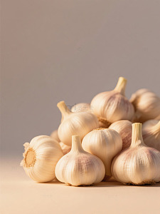 堆叠的新鲜大蒜特写