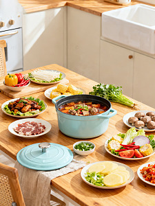 厨房中食材准备与炖菜美食拍摄