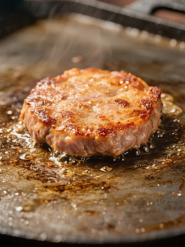 煎制中的肉饼