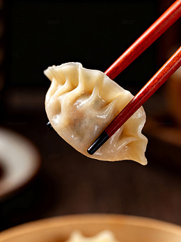 筷子夹起一只蒸饺特写