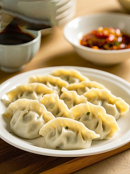 盘中摆放的饺子配陈醋蘸料