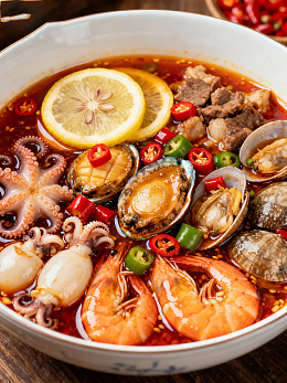 捞汁海鲜，配柠檬与辣椒料汁