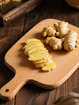 切片生姜置于木制砧板