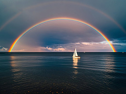 彩虹映照下的帆船海景