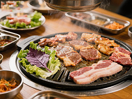 烤肉餐桌上食材正在烧烤