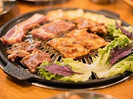 韩式烤肉餐桌上食材正在烧烤