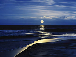 月光下的海滩夜景