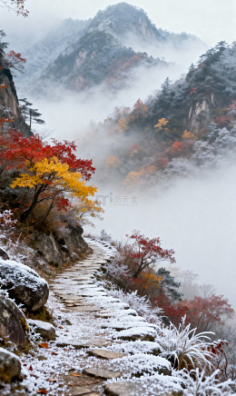 枫叶层层叠叠的山峰