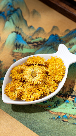 碟子里装着中药材金丝菊