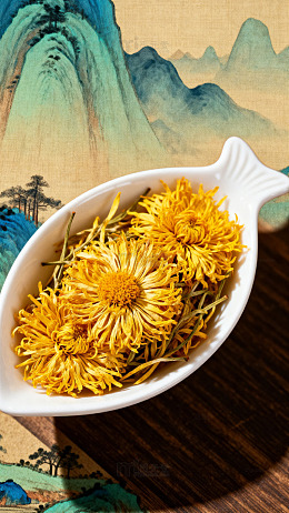 白色鱼形状的碟子里装着中药材金丝菊