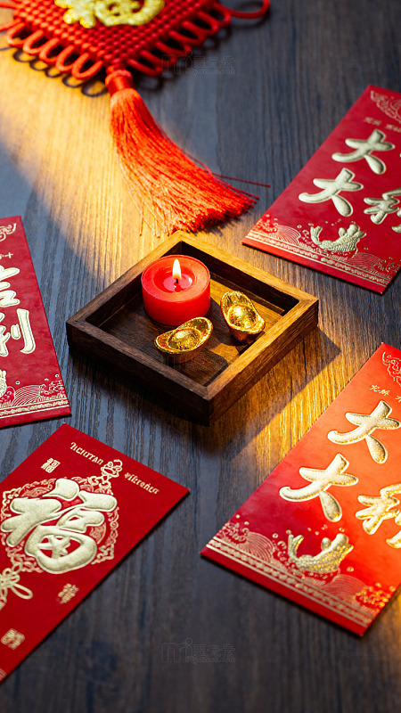 春节喜庆红包与烛台静物摄影