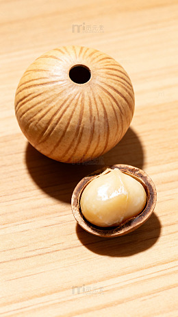 木质坚果容器与果仁