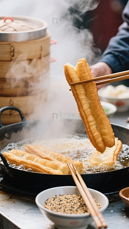 传统小吃油炸油条制作过程