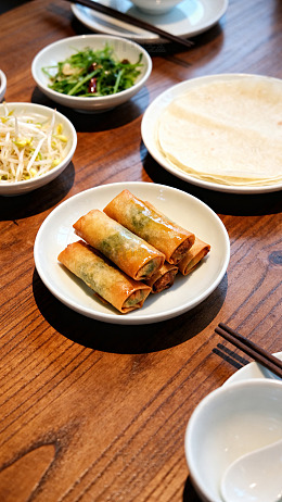 中式美食春卷料理餐桌摄影
