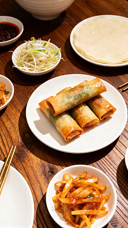 美食春卷炒菜拼盘