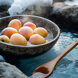 石碗鲜桃静物摄影