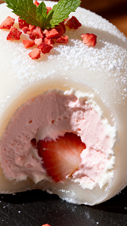 精致草莓冰淇淋甜点特写1