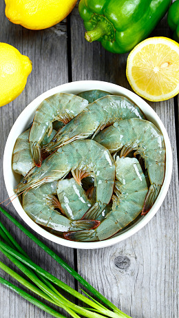 新鲜虾配柠檬青椒烹饪素材