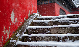 雪覆古阶冬日景