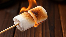 火焰棉花糖烤制美食摄影图片