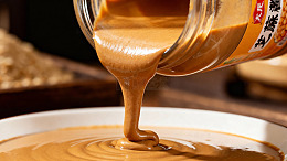 香浓花生酱倒入盘中